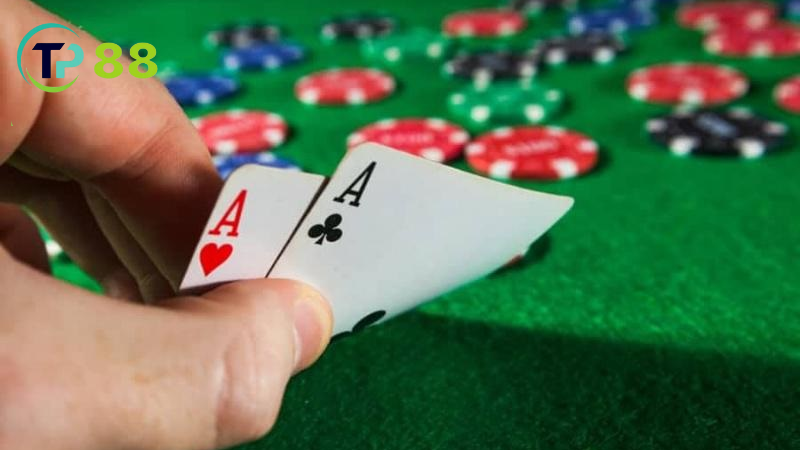 Học Poker: xem ván bài, phân tích nước đi.