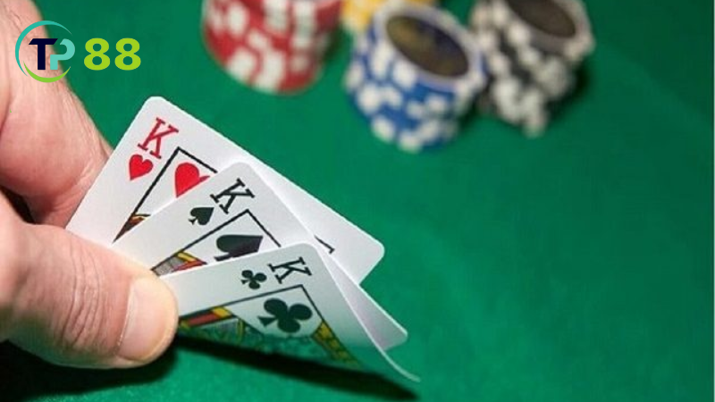 Xì phé: đọc vị, đoán bài, thắng đối thủ.